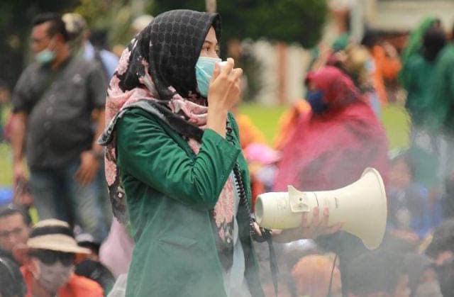 Dini Rantiwi, Mahasiwi Universitas Batanghari Jambi saat orasi di aksi massa tolak Omnibus Law. Foto: Jambikita.id