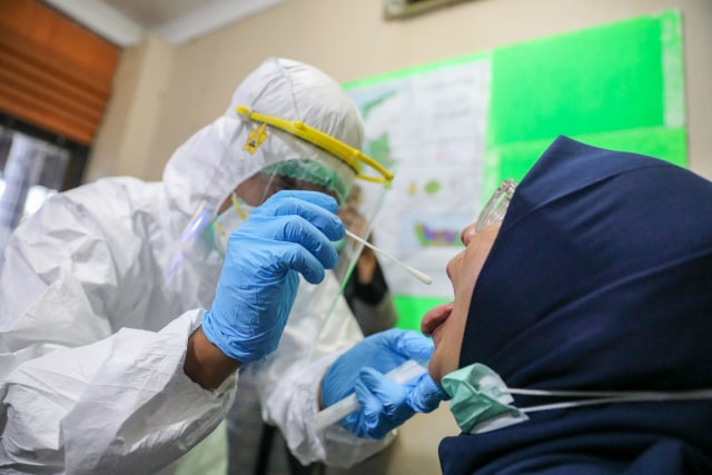 Warga Aceh saat menjalani pengambilan sampel swab COVID-19. Foto: Suparta/acehkini