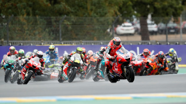 Sejumlah pebalap saat memulai balapan pada MotoGP Grand Prix Prancis di Sirkuit Bugatti, Le Mans, Prancis. Foto: Stephane Mahe/REUTERS