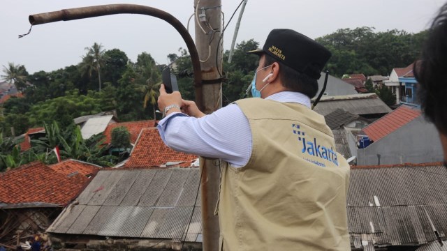 Wakil Gubernur Provinsi DKI Jakarta, Ahmad Riza Patria meninjau lokasi longsor di Jalan Damai, RT 04/02, Kelurahan Ciganjur, Jagakarsa, Jakarta Selatan, Minggu (11/10). Foto: Pemprov DKI Jakarta