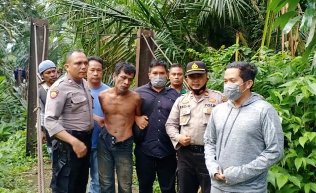 Pelaku pemerkosaan perempuan dan pembacokan anak di Aceh Timur saat ditangkap polisi. Foto: Dok. Polres Langsa