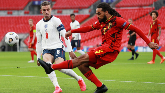 Pemain timnas Belgia Jason Denayer berusaha melewati pemain timnas Inggris Jordan Henderson pada pertandingan UEFA Nations League di Stadion Wembley, London, Inggris. Foto: Ian Walton/Pool/via REUTERS