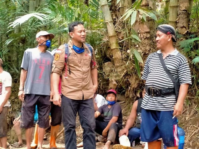 Heri Cahyono (baju coklat). Foto: dok