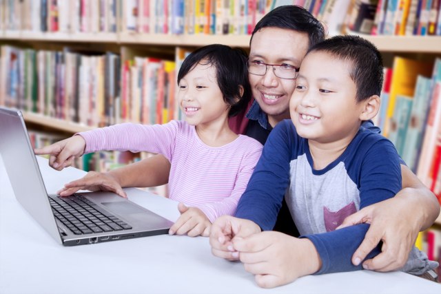 Ilustrasi belajar sambil menonton bersama keluarga. Foto: Shutterstock