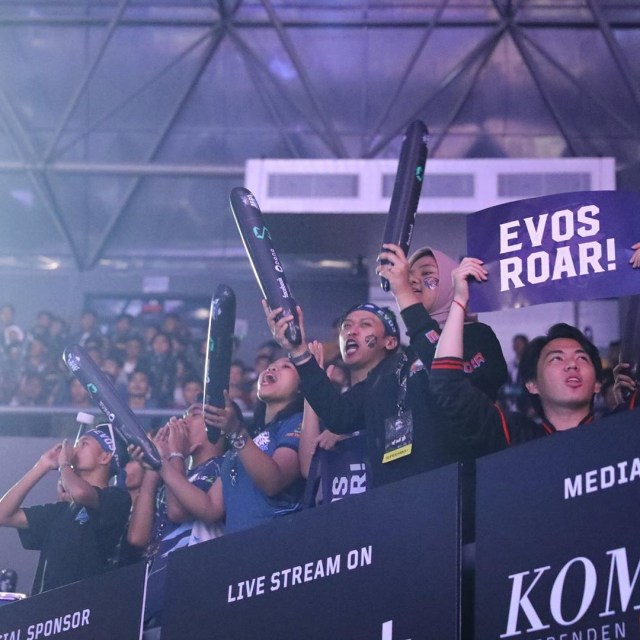 Sejumlah pendukung menyemangati tim EVOS. Foto: IG @evosesports