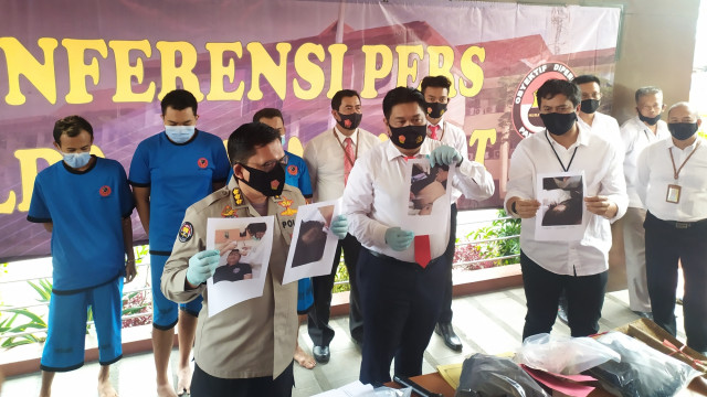 Pelaku demo ricuh di Gedung DPRD Jabar dan Gedung Sate beserta barang bukti, dihadirkan pada konferensi pers di Polda Jabar, Senin (12/10). Foto: Rachmadi Rasyad/kumparan