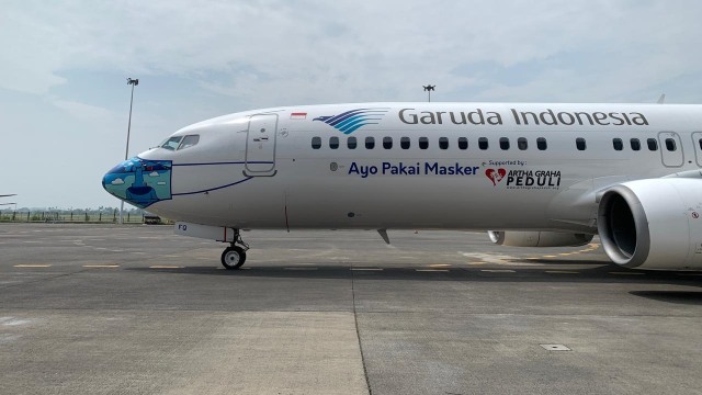 Pesawat Garuda Indonesia B737-800 NG dengan desain livery pesawat dengan masker terbaru hasil karya anak negeri bertajuk "Indonesia Pride". Foto: Garuda Indonesia