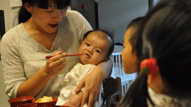Orang tua di Jepang melakukan tradisi Okuizome. Foto: Shutter Stock