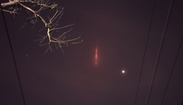 Lintang Kemukus atau bintang berekor yang terlihat di langit Jawa Timur. Foto: Twitter/Mohshodikinmustofa