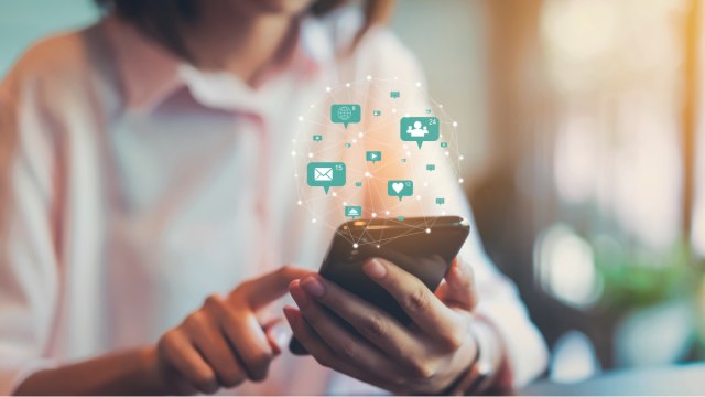 Kebebasan online bagi anak dan kaum perempuan muda. (Foto: freepik.com)