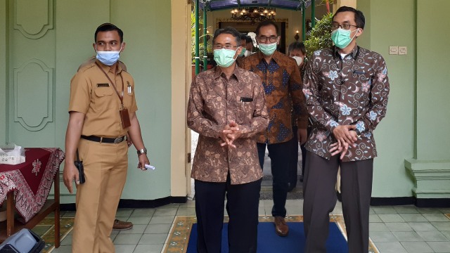 Rektor UGM Panut Mulyono (tengah) ditemui di Kepatihan Pemda DIY, Senin (12/10). Foto: Arfiansyah Panji Purnandaru/kumparan