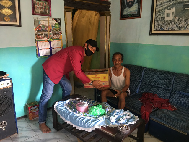 Pembagian Sembako kepada Warga Desa Kepuharjo yang Kurang Mampu (11/10/20)