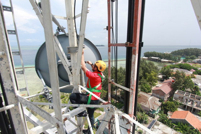 Seorang teknisi Telkomsel sedang melakukan perawatan BTS. Foto: Telkomsel