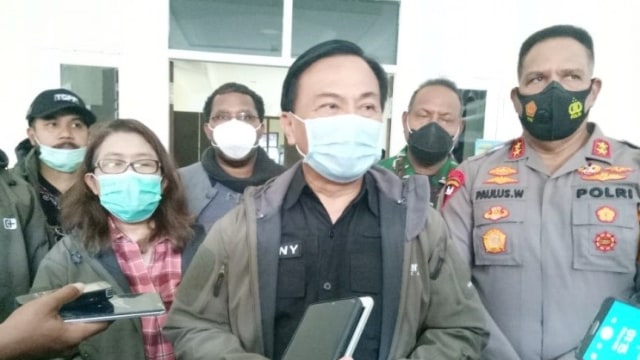 Ketua TGPF kasus Intan Jaya Benny Mamoto (tengah). Foto: Evarianus Supar/ANTARA