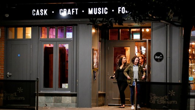 Orang-orang meninggalkan pub sebelum jam malam, di tengah wabah penyakit virus corona di Manchester, Inggris pada 24 September 2020. Foto: Phil Noble/REUTERS