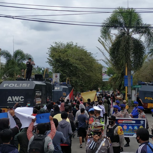 Ratusan mahasiswa dan perwakilan masyarakat di Kotim saat menggelar demonstrasi tolak Omnibus Law, Senin (12/10).