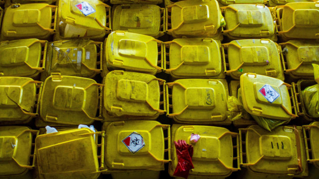Sejumlah "wheeled bin" atau wadah limbah beroda berisi limbah medis infeksius di PT Jasa Medivest, Plant Dawuan, Karawang, Jawa Barat. Foto: Muhamad Ibnu Chazar/ANTARA FOTO