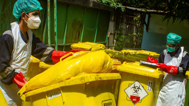 Petugas membenahi "wheeled bin" atau wadah limbah beroda untuk membawa limbah medis di PT Jasa Medivest, Plant Dawuan, Karawang, Jawa Barat. Foto: Muhamad Ibnu Chazar/ANTARA FOTO