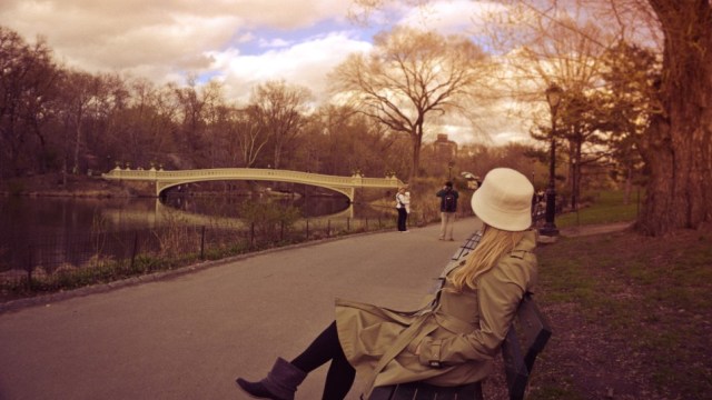 Wanita di taman. Foto: Pixabay