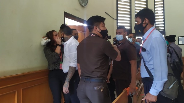 Kemesraan Jerinx dan Nora sebelum sidang di PN Denpasar. Foto: Denita BR Matondang/kumparan
