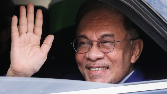 Pemimpin oposisi Malaysia Anwar Ibrahim meninggalkan Istana Nasional setelah bertemu dengan Raja Malaysia, di Kuala Lumpur, Malaysia. Foto: Lim Huey Teng/REUTERS