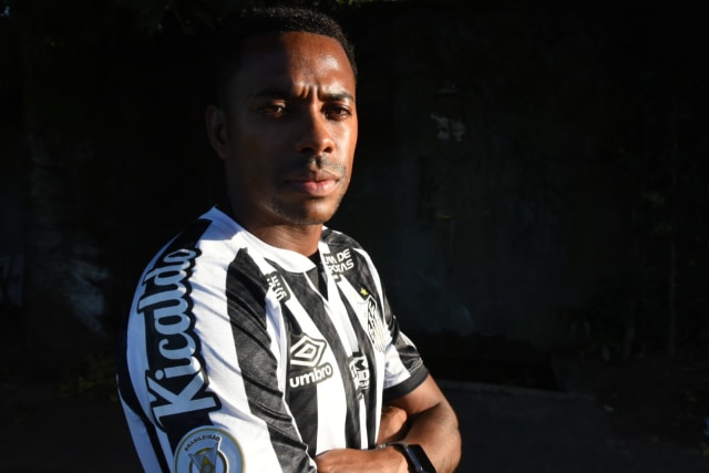 Robinho kembali memperkuat klub masa kecilnya, Santos FC