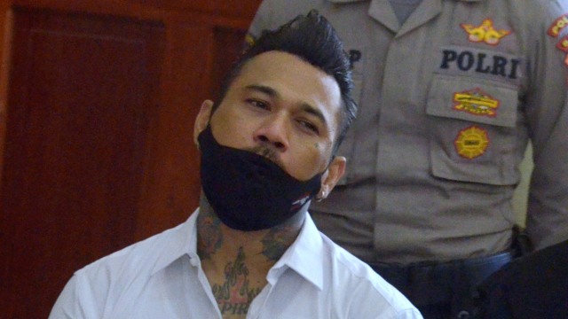 Drummer Superman is Dead I Gede Ari Astina alias Jerinx menghadiri sidang lanjutan di Pengadilan Negeri Denpasar, Bali, Selasa (13/10).  Foto: Fikri Yusuf/ANTARA FOTO