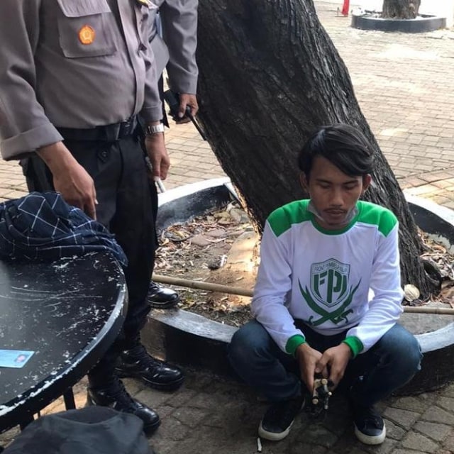 Peserta aksi tolak Omnibus Law ditangkap, Selasa (13/10). Foto: Dok. Istimewa