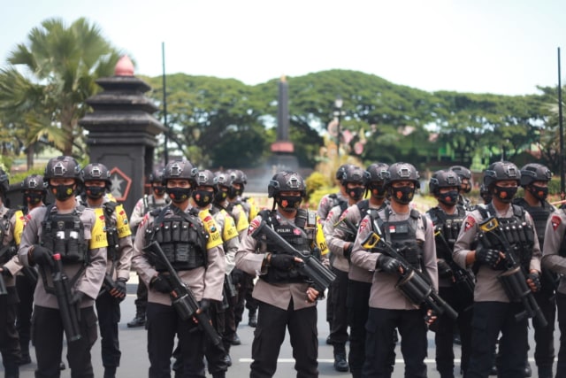 Tim pengamanan aksi. Foto: Ben