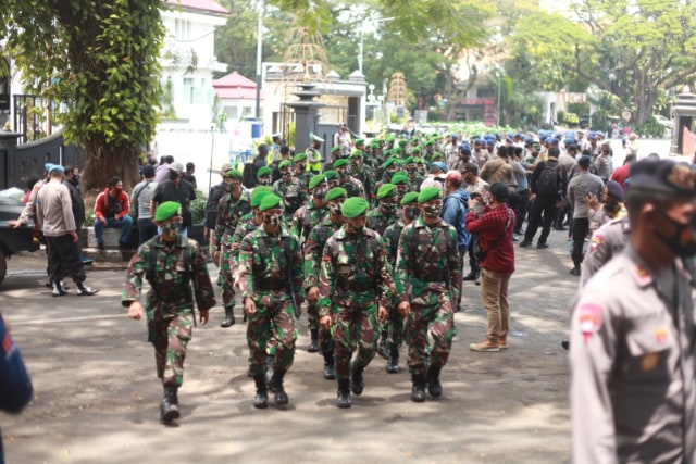 Tim pengamanan aksi. Foto: Ben
