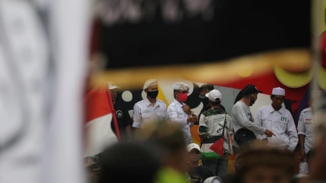 Sejumlah massa saat menggelar unjuk rasa menolak Omnibus Law di Kawasan Patung Kuda, Jalan Merdeka Barat, Jakarta, Selasa (13/10), Foto: Aditia Noviansyah/kumparan