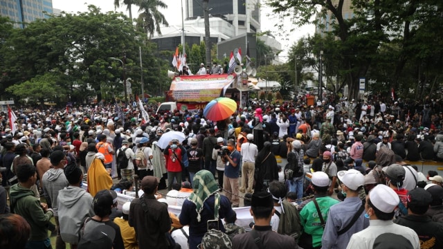 Sejumlah massa saat menggelar unjuk rasa menolak Omnibus Law di Kawasan Patung Kuda, Jalan Merdeka Barat, Jakarta, Selasa (13/10), Foto: Aditia Noviansyah/kumparan