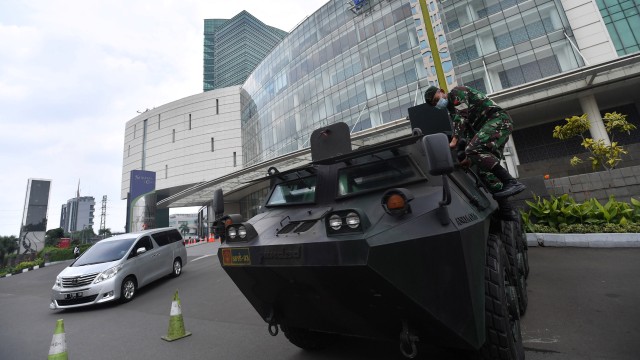 Prajurit Yonif Mekanis 202/Taji Malela menaiki kendaraan Panser Anoa yang disiagakan di Senayan City, Jakarta Selatan, Selasa (13/10).  Foto: Sigid Kurniawan/ANTARA FOTO