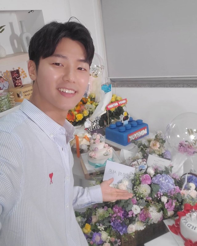 Kang Min Hyuk dalam Pose Bahagia. Sumber: Instagram @mr_kanggun
