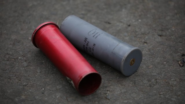 Selongsong gas air mata yang ditembakkan polisi saat aksi unjuk rasa menolak Omnibus Law, di Kawasan Monas, Jakarta, Selasa (13/10).
 Foto: Aditia Noviansyah/kumparan