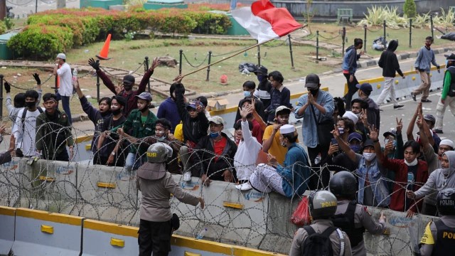 Massa yang ricuh saat unjuk rasa menolak Omnibus Law, di Kawasan Monas, Jakarta, Selasa (13/10).
 Foto: Aditia Noviansyah/kumparan