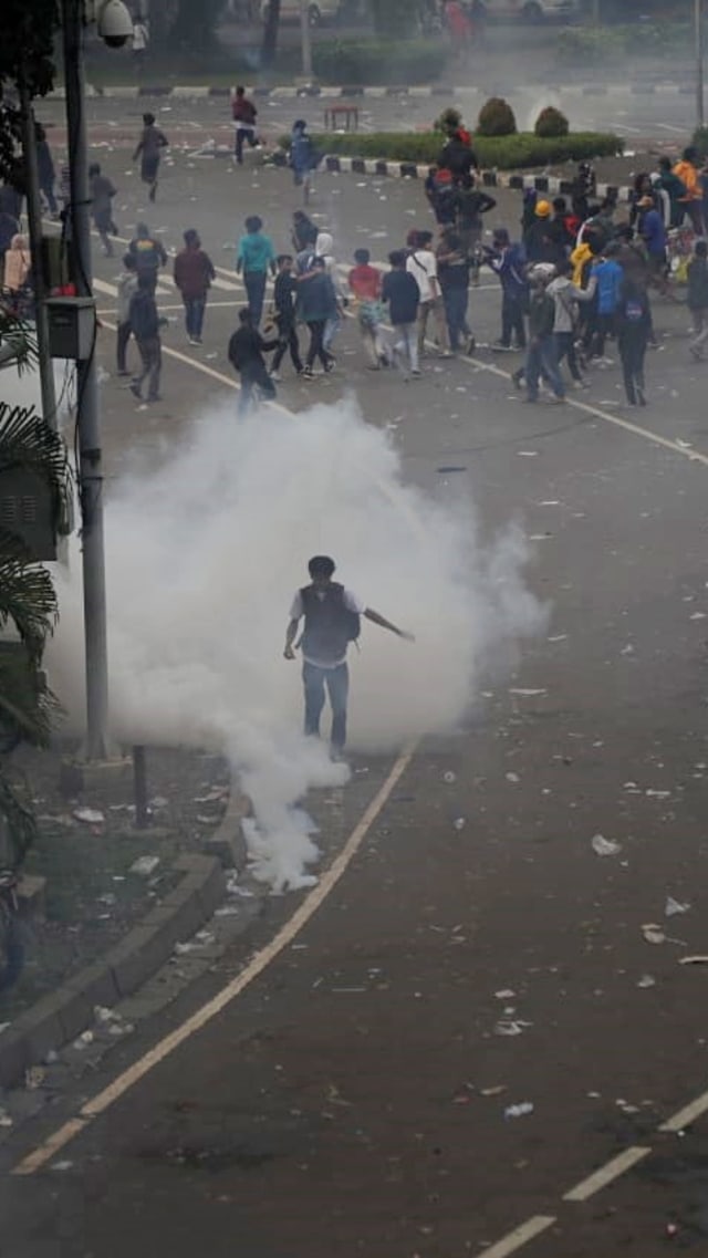 Massa aksi ricuh saat unjuk rasa menolak Omnibus Law, di Kawasan Monas, Jakarta, Selasa (13/10). Foto: Aditia Noviansyah/kumparan
