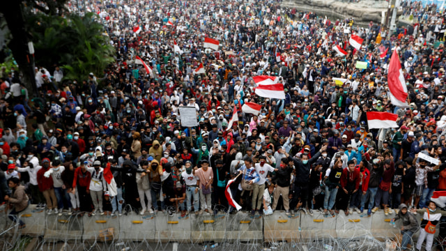 Suasana demo tolak Omnibus Law, di Jakarta, Selasa (13/10). Foto: Willy Kurniawan/REUTERS