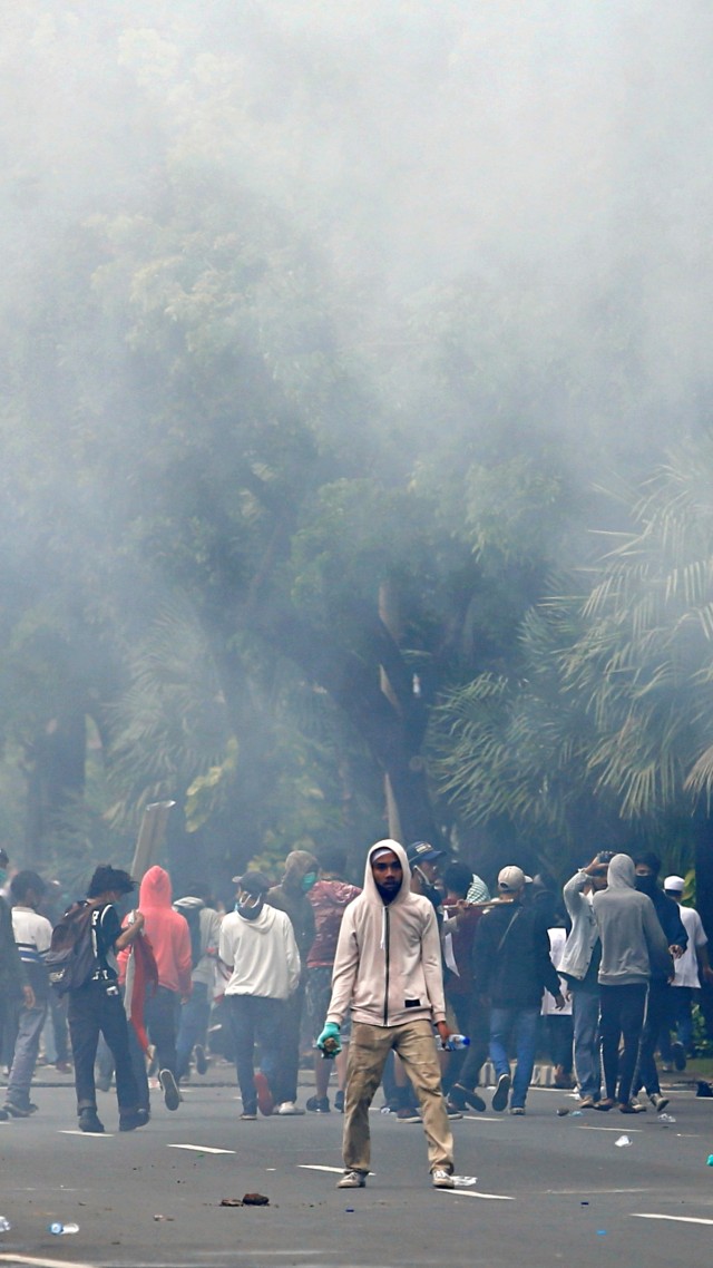 Massa aksi saat bentrok dengan polisi di tengah aksi demo tolak Omnibus Law, di Jakarta, Selasa (13/10).
 Foto: Ajeng Dinar Ulfiana/REUTERS