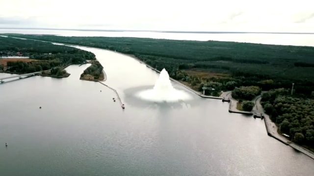 Bom Tallboy, bom Perang Dunia Kedua terbesar yang pernah ditemukan di Polandia, meledak di bawah air saat dijinakkan, di Swinoujscie, Polandia, Selasa (13/10/2020). Foto: Poznan University of Technology via REUTERS