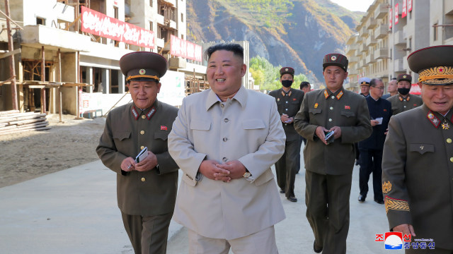 Kim Jong Un kunjungi daerah terdampak badai di Korea Utara. Foto: KCNA via Reuters