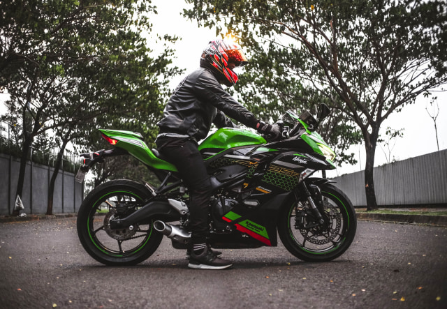 Posisi berkendara Kawasaki Ninja ZX-25R. Foto: Bangkit Jaya Putra/kumparan
