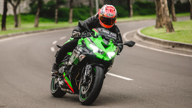 Tampilan depan Kawasaki Ninja ZX-25R. Foto: Bangkit Jaya Putra/kumparan