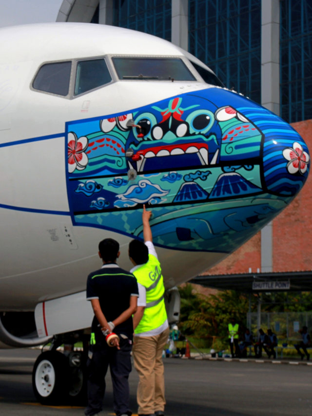 Pekerja melakukan pengecekan akhir pesawat Garuda Indonesia Boeing 373-800 NG dengan desain masker baru sebagai bagian dari kampanye penggunaan masker di tengah pandemi COVID-19. Foto: Muhammad Iqbal/ANTARA FOTO