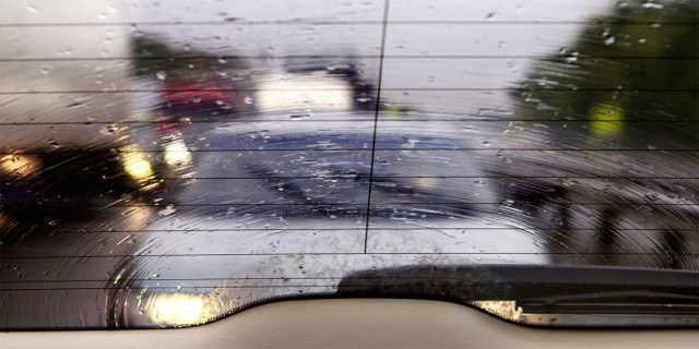 Ilustrasi defogger belakang mobil. Foto: dok. taylorautoglass.com