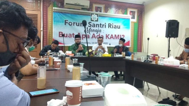 KETUA MKA Lembaga Adat Melayu Riau, Al Azhar saat menjadi pembicara dalam acara FGD "Buat Apa Ada KAMI" diselenggarakan Forum Santri Riau, Rabu (14/10/2020), di Gedung LAM Riau. 
