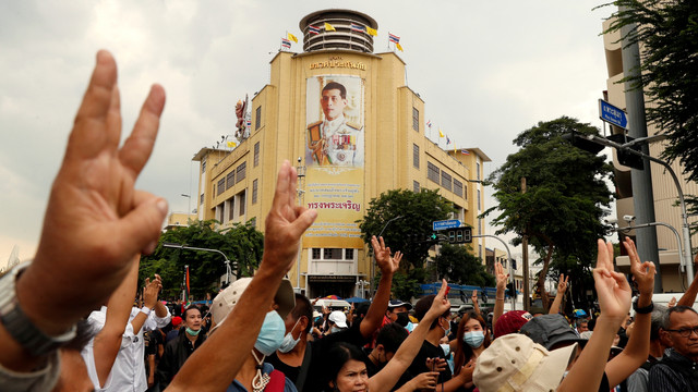 Potret Raja Maha Vajiralongkorn terlihat saat para demonstran pro-demokrasi memberikan penghormatan tiga jari pada unjuk rasa anti-pemerintah, di Bangkok, Thailand (14/10). Foto: Jorge Silva/REUTERS