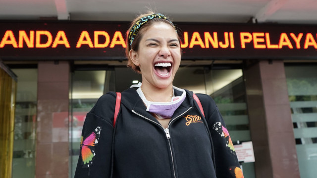 Nikita Mirzani saat mendatangi Polres Jakarta Selatan, Jakarta, Selasa, (14/10).  Foto: Ronny