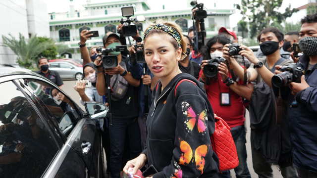 Nikita Mirzani saat mendatangi Polres Metro Jakarta Selatan, Jakarta, Selasa (14/10). Foto: Ronny