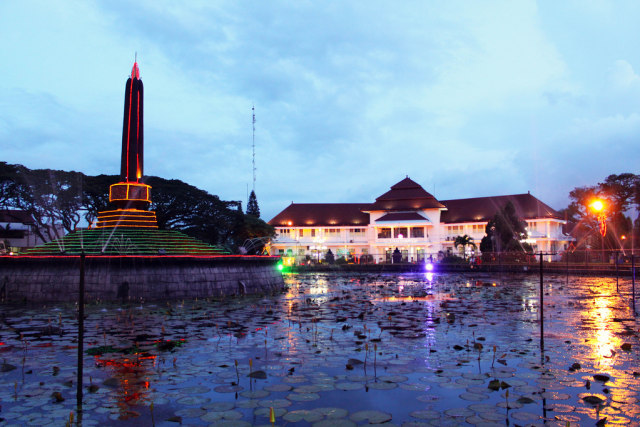 Tugu Malang atau Tugu Kota Malang. (Foto: Wikipedia)